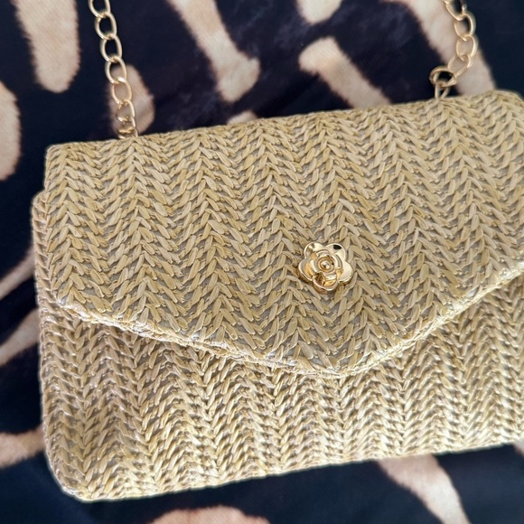 Woven Straw mini envelope crossbody bag with gold chain and gold floral detail - Picture 3 of 6
